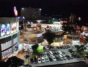夜のホテル周辺